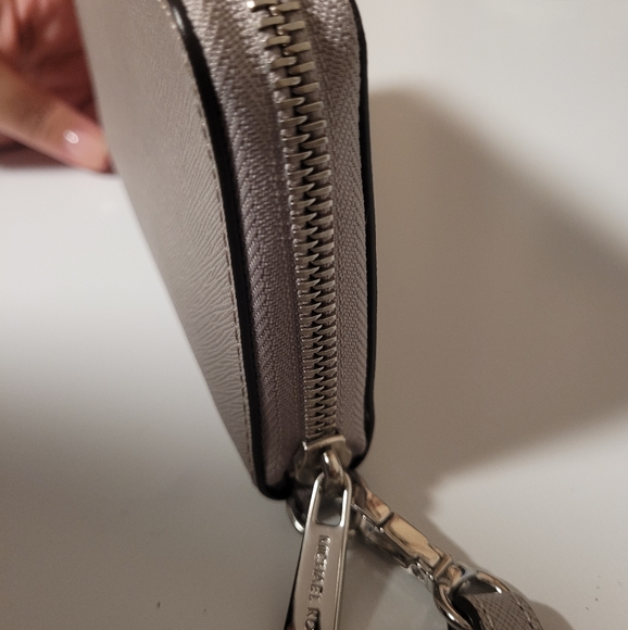 Michael Kors Wrislet - Picture 3 of 7